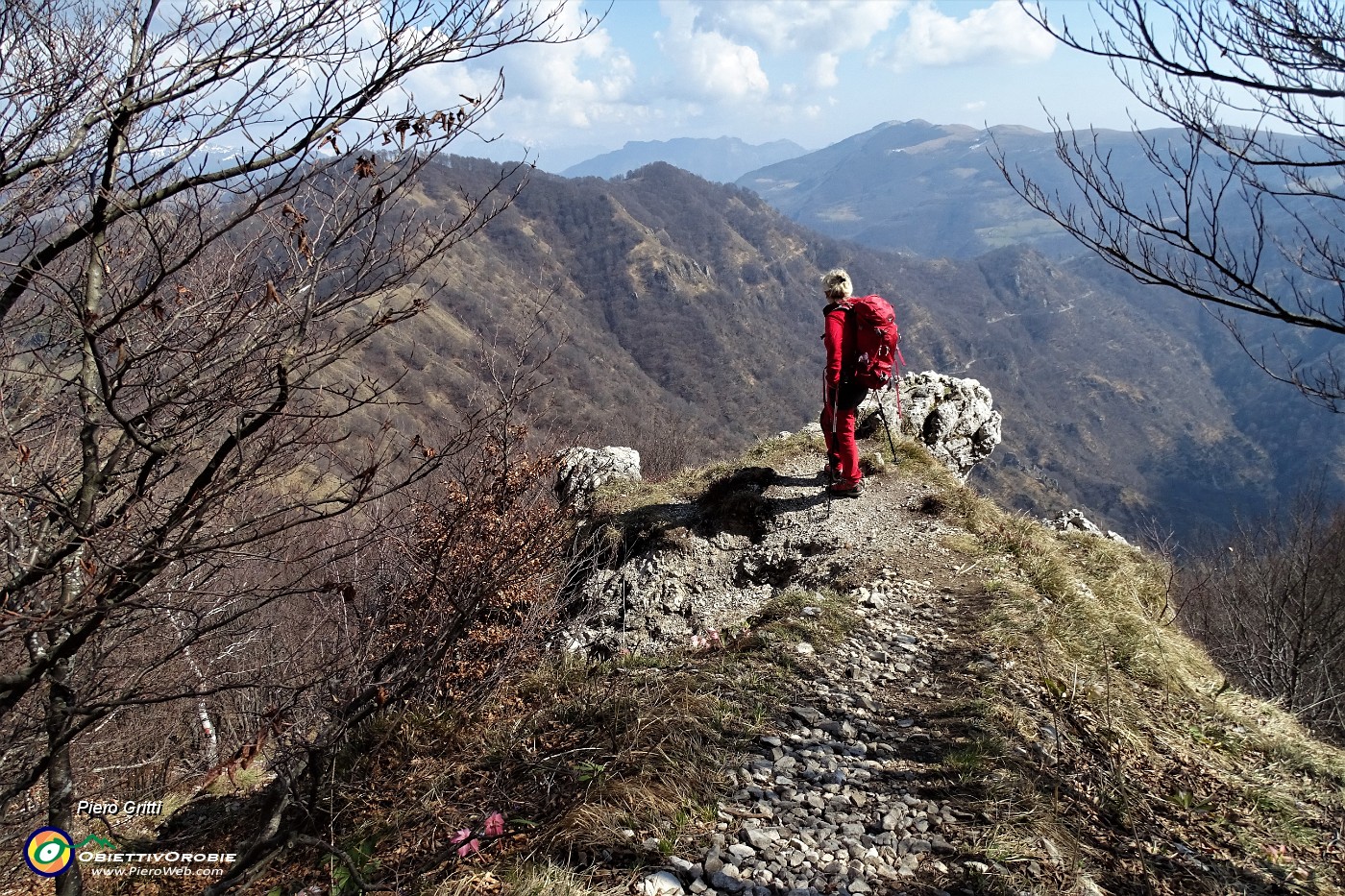 86 Vista sulla selvaggia valle verso Morterone.JPG